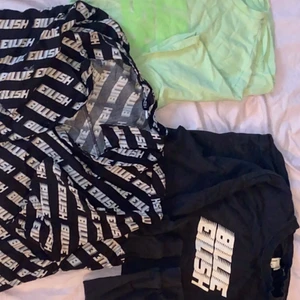 Säljer billie eilish merch. - Den gröna billie tröjan har en fläck som tyvärr inte går bort men annars är alla i gott skick, använda 3/4 gånger. Leverans beror på vart man bor! Skriv för intresse 