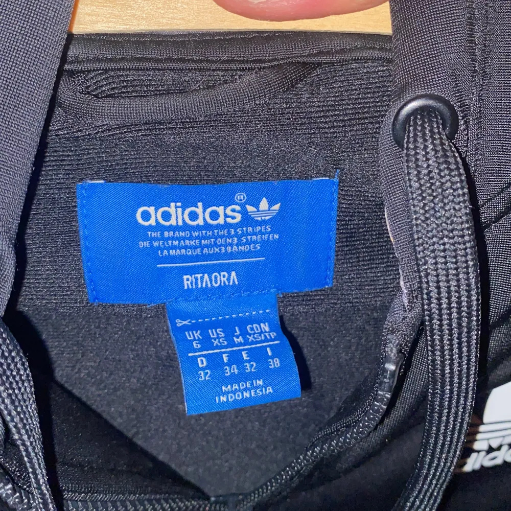 Adidas limited edition zip hoddie . Knappt använd men sitter jättesnygg! Den har mönster inuti luvan och på adidas märket på ryggen. Hoodies.