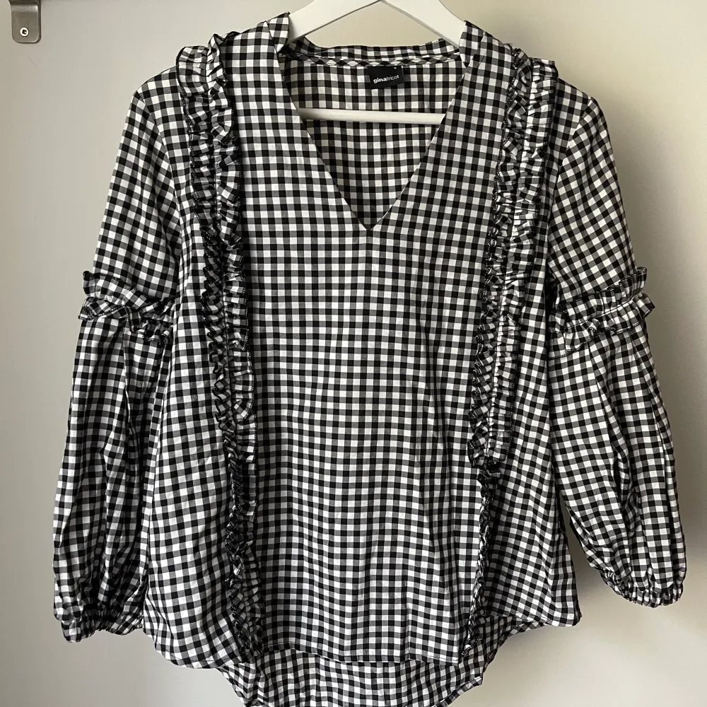 BLOUSE GINA TRICOT S SIZE 50 SEK 🖤. Blusar.