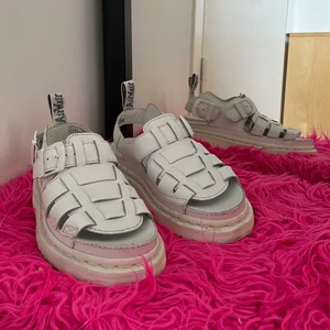 Dr.Martens vita sandaler - Äkta vita Dr.Martens sandaler i strl 37. SÅÅÅÅ SNYGGA!!! Använda max 5-6 gånger. Inget att anmärka förutom lite smuts. 400kr+frakt. Ser lite dunklare ut på bilden än vad dem är. Nöstan nyskick assåsåås