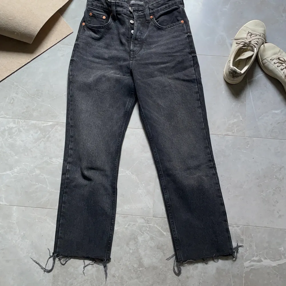 snygga mörka jeans i storlek 36, men passar 34-38 tror jag! säljer då det inte är min stil längre! Priset kan diskuteras, men de köptes för runt 600kr för något år sedan. . Jeans & Byxor.