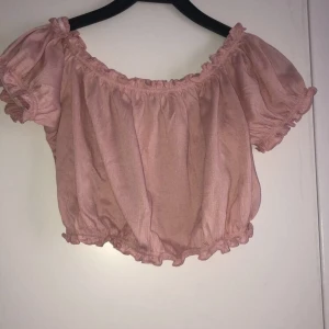 Topp - Säljer en rosa topp i storlek M. Tröjan är använd ett fåtal gånger . Nypris 150kr säljer den för 50kr