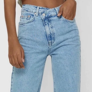 Stradivarius Straight leg -blue - Helt nya Stradivarius jeans, endast testade, strl 36. Prislappen är fortfarande kvar. Säljes pga att dom aldrig används. 100% bomull. Ordinarie pris 359kr