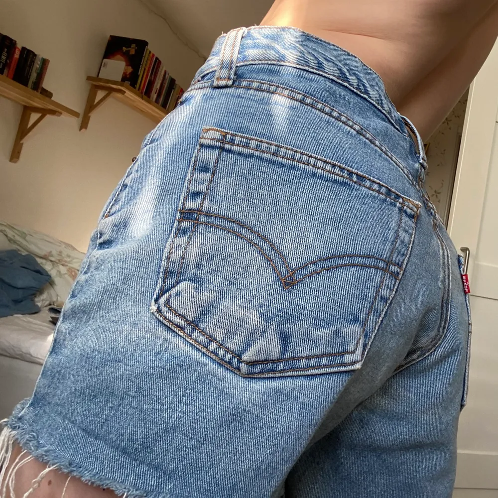 Levis 501or som är för stora för mig :( Skulle uppskatta att de är i jeansstorlek 27-29 typ. De är i en lite längre modell, men man kan vika upp de så att de blir kortare också! 🥰. Shorts.