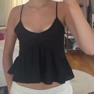 Sött sommar linne  - Ett super fint  sommar linne, bra skick men något uttöjda i sömmarna, säljer pga att det är för litet, storlek xs 