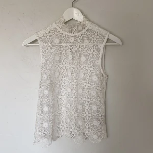 Spetstopp - Vit spetstopp med halv-hög hals. Fin med en snygg bralette under :) 