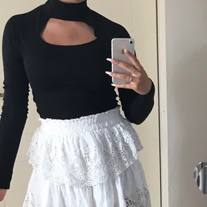 Elsa top black - Elsa top i svart med prislappen kvar. Storlek xs men passar en s eller m, stor i storleken. Super stretchigt och mjukt bomullstyg. Toppen är från Gina tricots good collection. Alldrig andvänd har bara tästat så den är i ny skick men köpte den för ett tag sedan därför tänker jag börja budet på 100kr, ordinarie priset 199kr