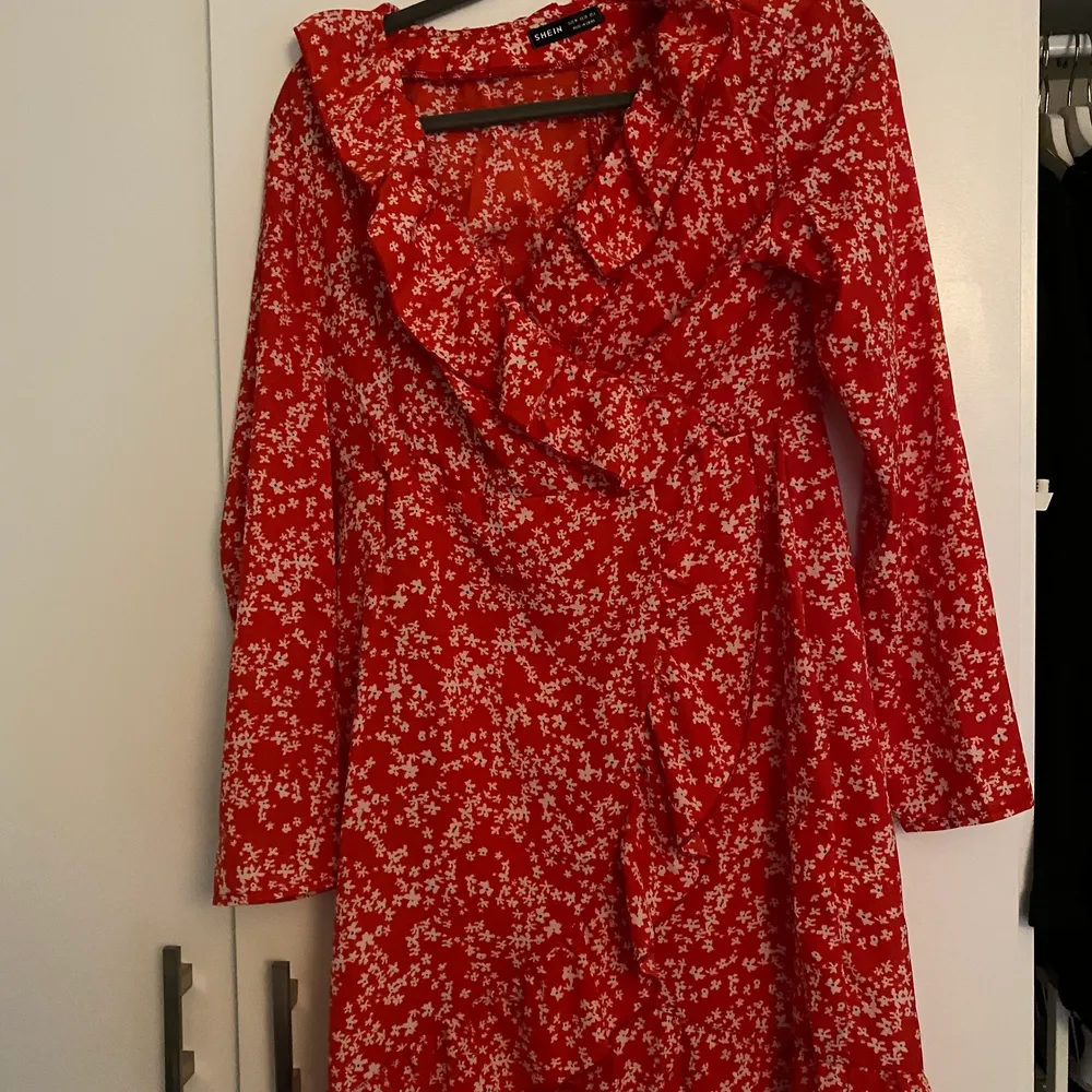Röd blommig superfin klänning som jag är så ledsen att jag inte kan ha.. finns heller inte kvar i storlekar hos dem✨. Klänningar.