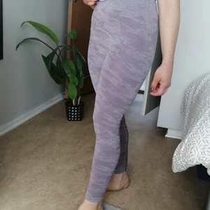 Shein  - Jag köpte den här träningsbyxor för 2 månader sedan från shein 100 kr. Men tyvärr dem var för små för mig, stl S. Den har Hög midja. 