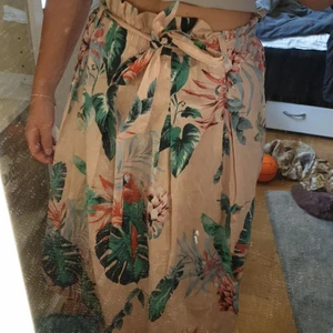 Hampton Republic kjol strl xs/s - Oanvänd luftig kjol i tunt materiel med fina tryck på. Nypris 500 kr 