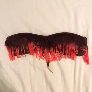 Oanvänd bikiniöverdel  - Supercool bikiniöverdel från H&M i storlek 38 (men passar även dig som bär storlek 36), oanvänd! Säljer för 70kr + frakt eller mötas upp i Stockholm 