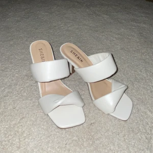 klackskor strlk 37 - säljer dessa skor från shein pågrund av att dom aldrig kommer till användning, dem är endast testad en gång. dom är i strlk 37 och säljer dom för 50kr. kan mötas i hudiksvall annars frakt och köparen står för frakten! 