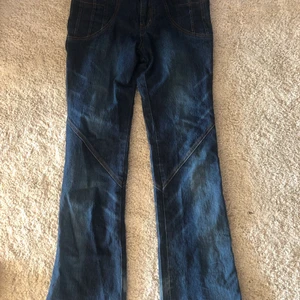 utsvängda jeans - utsvängda jeans från sol och måne!! använd många gånger!! jätte snygga att ha till nåt linne elr en liknande hippie känsla tröja!! 