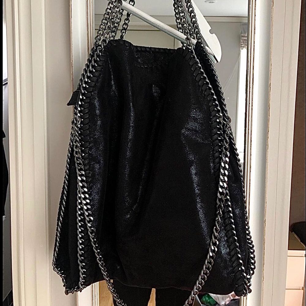Säljer denna supersöta Stella McCartney liknande väskan!!💕💕 inköpt för ett par år sedan & helt i nyskick, skriv för fler bilder⭐️🪄 väskan är svart & i ett skimrande material ⭐️ RYMLIG😇 säljer pga jag har en likadan fast blå som jag använder dagligen, å eftersom att denna är i så bra skick förtjänar den att bäras oftare!!!❤️ 👉INGA rostade kedjor👈. Väskor.