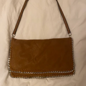 Stella McCartney liknande väska - Skitsnygg väska från märket Alice Bizous, påminner om Stella mccartney. Väldigt rymlig och den är superfint skick. Köpt secondhand på arkivet😊