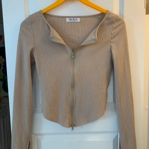 Beige topp - En topp från Nova of Sweden, använd fåtal gånger.