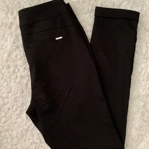 KOSTYMBYXOR - Svarta raka kostymbyxor från Monnari. Köpta för ca ett år sedan men aldrig använda så de är i toppenskick. De är väldigt stretchiga så passar nog xs-liten m och känns som tights. Eventuell frakt betalas av köparen! 