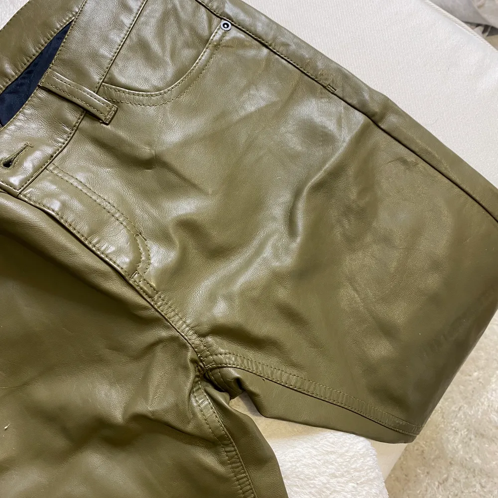 Olivgröna faux skinn byxor i strl 36  Raka i benen. Jeans & Byxor.