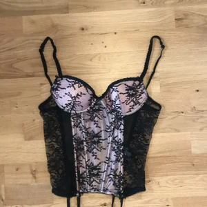 Korsett  - Sååå fin korsett som är köpt second hand men passade tyvärr inte mig! Köparen betalar frakt :) 