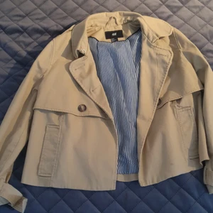 Jacka - H&M jacka(går typ till magen) går att stänga. Har 2 fickor.