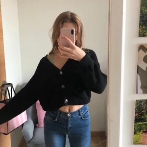 Kofta  - Cool kofta från Monki som är perfekt till hösten! Köparen står för frakt! Skriv för mer info🍁