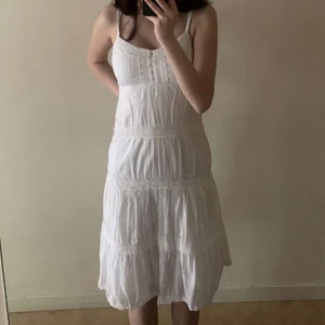 Klänning - En fin vit klänning med lite spets lite överallt, i storlek S. Eventuell frakt betalas av köparen 