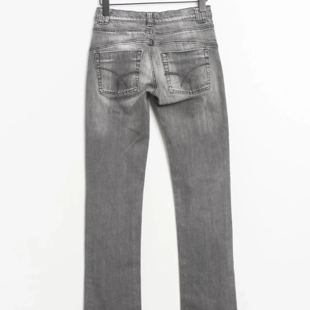 Köpte dessa skitsnygga jeans på zalandos second-hand sida men tyvärr var de försmå. Det är jättefint skick på de, som nyskick. Säljer här då det inte gick att returnera. Skriv för mer info. Köpare står för frakten.    ⚡️BUDET LIGGER PÅ 270⚡️ Direktpris 350 utan frakten. Jeans & Byxor.