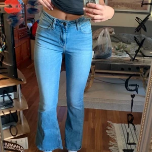 Lee strl xs/s - Dessa är lånade bilder, men jag säljer ett par fina bootcut jeans från lee i strl xs/s. Säljer de pga att de är lite för korta, jag är runt 168 cm💞. Dem är i bra skick och inte mycket använda Max 5 gånger 💞🙌🏻