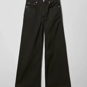 Ett par svarta weekday jeans som är oanvända. Väldig sköna och jätte fina. Köpte de för 500kr och säljer nu de för 300kr.  