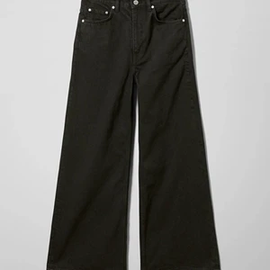 Svarta high wide jeans - Ett par svarta weekday jeans som är oanvända. Väldig sköna och jätte fina. Köpte de för 500kr och säljer nu de för 300kr.  