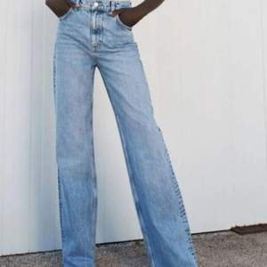 Fina zara jeans i modellen Hi Rise Wide Leg Full Lenght Jeans. Jag är 163cm och de sitter perfekt. Säljer då de har blivit förstora på mig. 