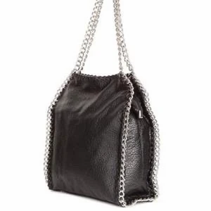  tiamo väska - Super snygg Stella McCartney liknande väska som jag säljer då jag tyvärr inte använder lika mycket som jag trott. Den är i bra skick och använd några få gånger. Köparen står för frakten. Köp direkt för 300kr💖