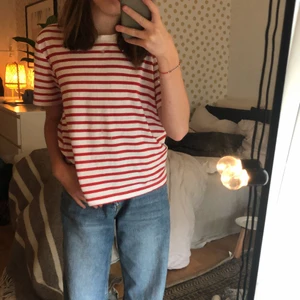 Röd randig tröja  - Jätte snygg röd randig tröja från zara. 100 kr. FRAKTEN ÄR INK I PRISET.❤️🤍storlek s, bra skick, mjukt tygg. 