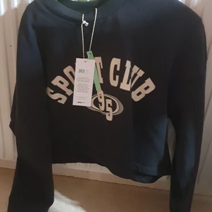 Maya cropped hoodie  - Oanvänd, prislappen är kvar, inga fläckar. Storlek xs