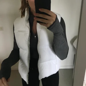 Vit väst - Vit väst köpt second hand som inte kommer till använding 🤍 I storlek 42 men skulle säga att den är mer en 38/40. Hittade två fläckar på kragen så små att jag inte lagt märke till de förrän nu när jag skulle fota västen, se bild 3. Annars fint skick! Budgivning om fler skulle vara intresserade. Skriv för frågor/mer bilder