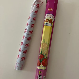 Jordgubbs incense  - Jordgubbs rökelser köpt för inte så länge sen, det är 19 i den då jag endast använt 1. Säljer då jag inte fått så mycket användning av dom :) (kartongen kommer tyvärr inte med då den inte får plats i brevet!!)