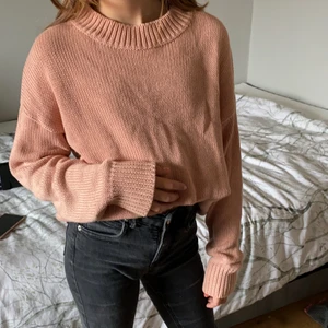  Stickad rosa tröja  - Storlek: Xs, passar bra till svara jeans, inte så gammal, nästan oavnvönd 