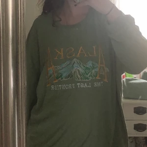 Ljusgrön sweatshirt - Mysig tunn sweatshirt. Använt den för lite därför säljer jag. Storleken är L eftersom jag ville ha den lite oversized. Köparen står för frakten🌺