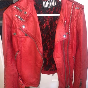 Jofama by Kenza skinnjacka röd - Säljer nu min fina röda jofama by Kenza skinnjacka då den ej kommer till användning. Fint skick men använd.