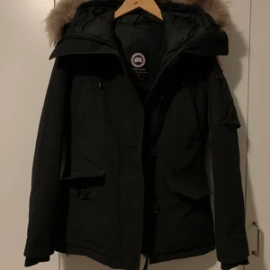 Canada goose  - Vinterjacka från Canada Goose i modellen Montebello för damer  Strl XS (passar dom som har strl 34/36)  Kvitto finns, pris kan diskuteras vid snabb affär  Ord. pris för en ny ligger runt 10 000:-  Obs! Pälsen är fastsydd i jackan men går självklart att ta av 