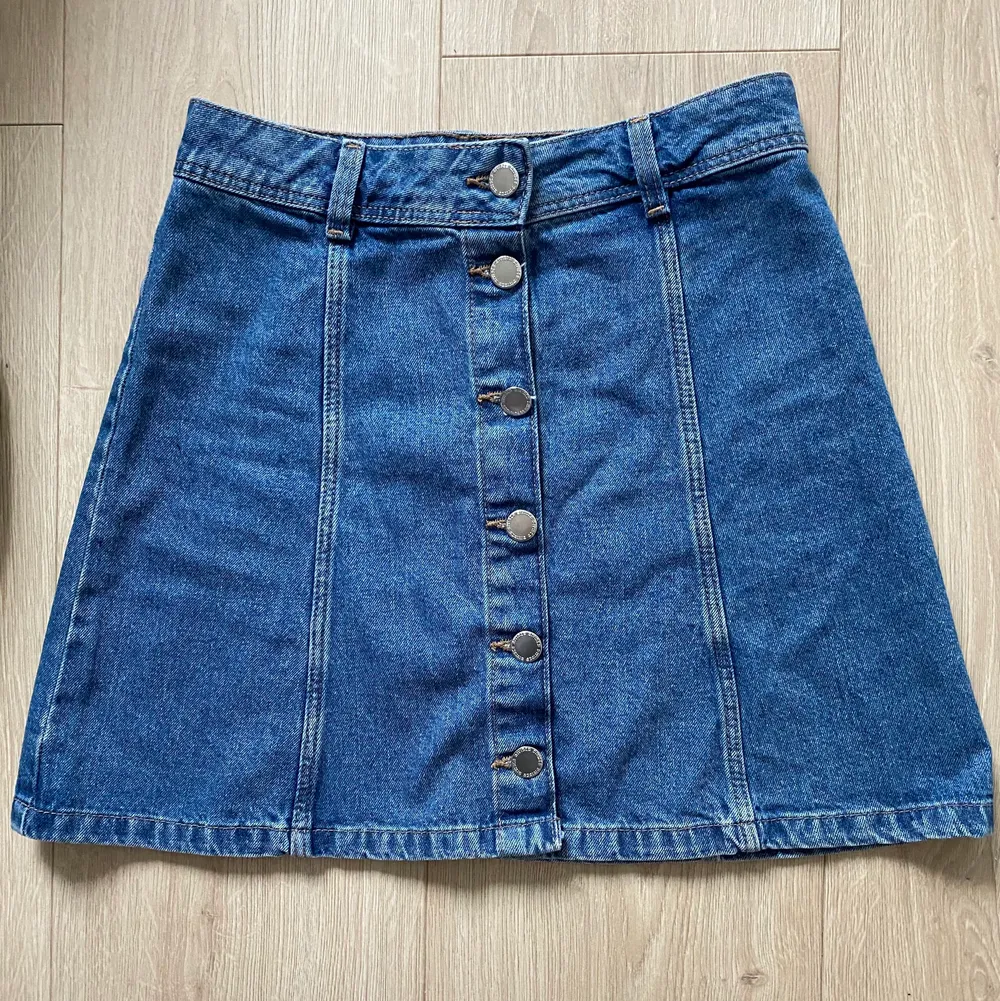 Säljer den här fina jeans kjolen från hm, aldrig använd och i nytt skick :) frakten är inräknad i priset 💙. Kjolar.