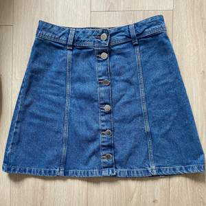 Säljer den här fina jeans kjolen från hm, aldrig använd och i nytt skick :) frakten är inräknad i priset 💙