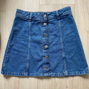 Jeans kjol - Säljer den här fina jeans kjolen från hm, aldrig använd och i nytt skick :) frakten är inräknad i priset 💙