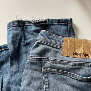 Lite högre lågmidjade/ midwaist bootcut jeans- tror de är fejk(?) men jävligt snygga ändån! 