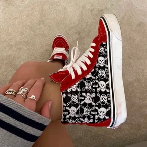 Vans - Bilden är lånd, Säljer mina as coola vans  i stolke 36. Hittar inte att man kan köpa dom längre. Jag säljer dom då dom tyvärr är en stolek för små :( Dom är endas använda två gånger så dom är i väldigt bra skick.