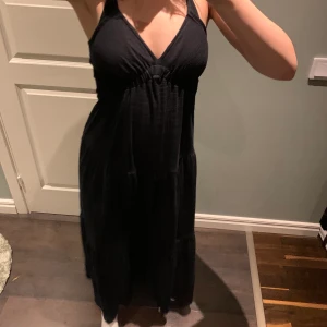 Maxiklänning - Säljer denna fina klänning i SVART, köpt i somras och endast använd en gång. Går ner till fötterna på mig som är 164🤎🤎 går att dra åt och spänna ut i ryggen så passar även S