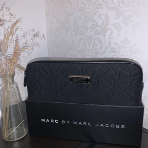 Marc By Marc Jacobs IPad Case - Ett IPad Case från Marc By Marc Jacobs i mycket bra skick.💥