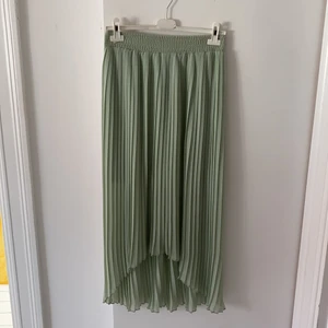 Mintgrön plisserad kjol - Plisserad kjol från Zara. Strl S. Hög i midjan.