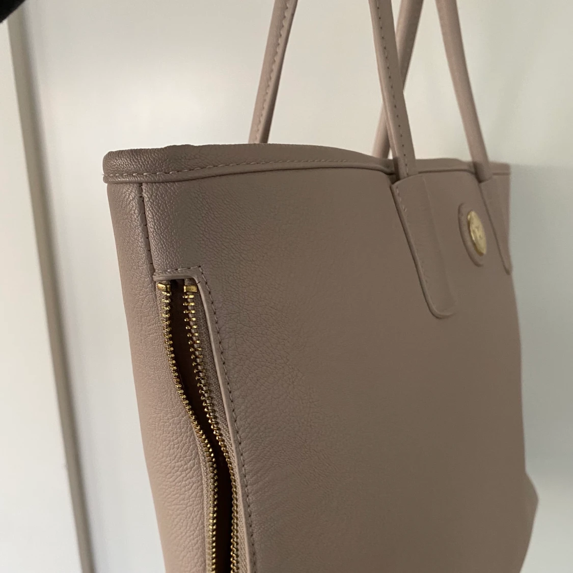 Rymlig väska i beige - 90