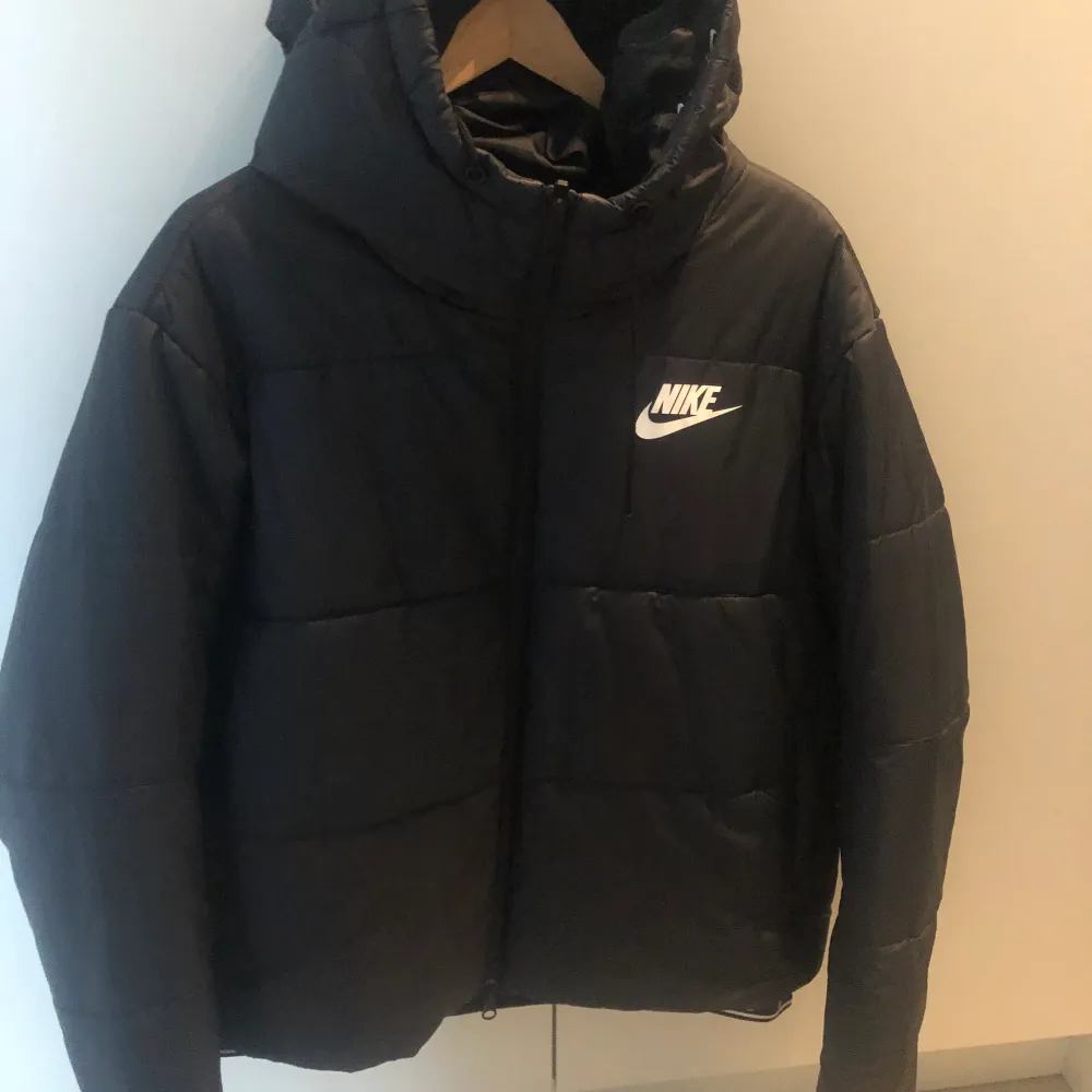 Höst/vinterjacka Nike stl XL. Använd bara 2 ggr. Nypris 1099 kr. Jackor.